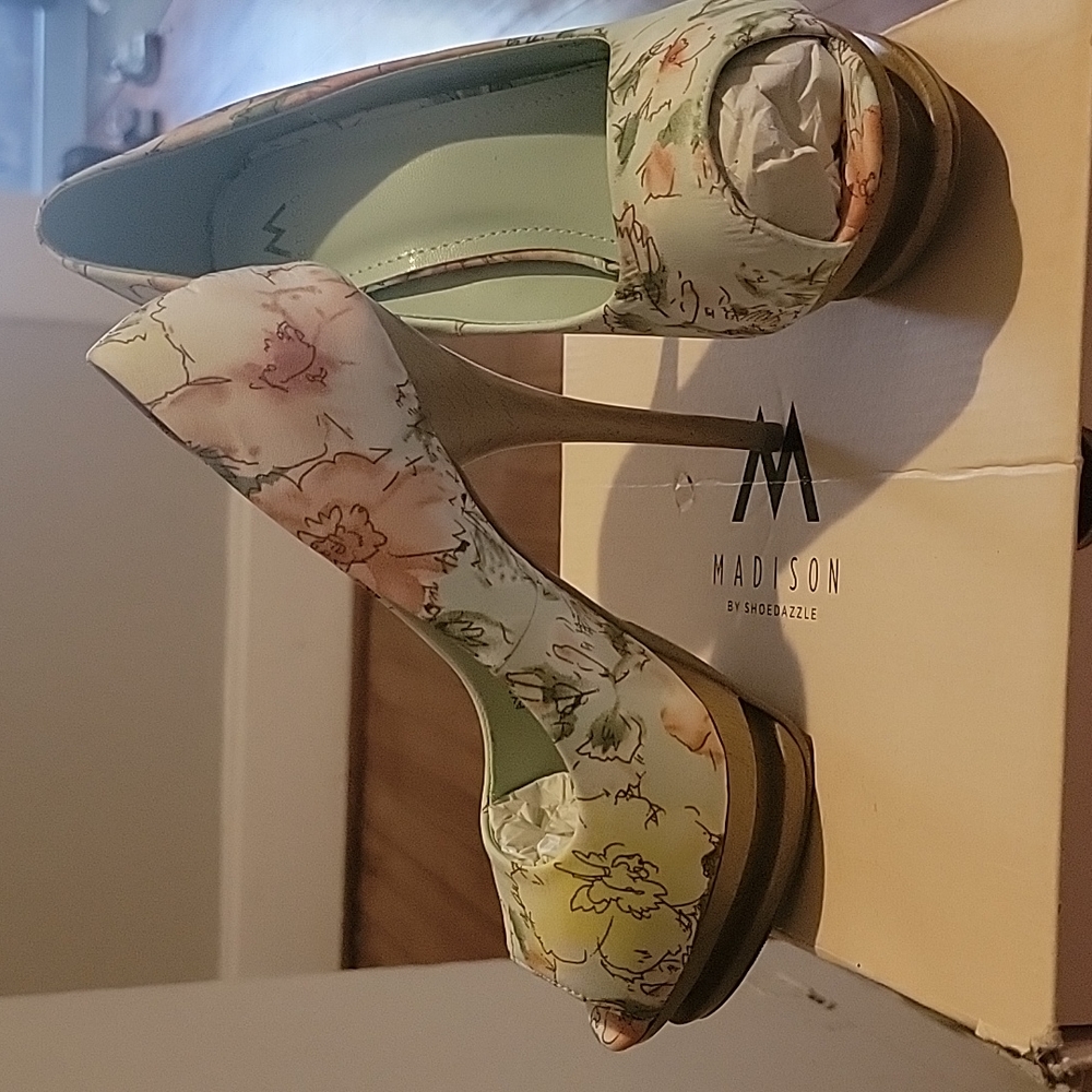 8.5 Mint Colored with flowers